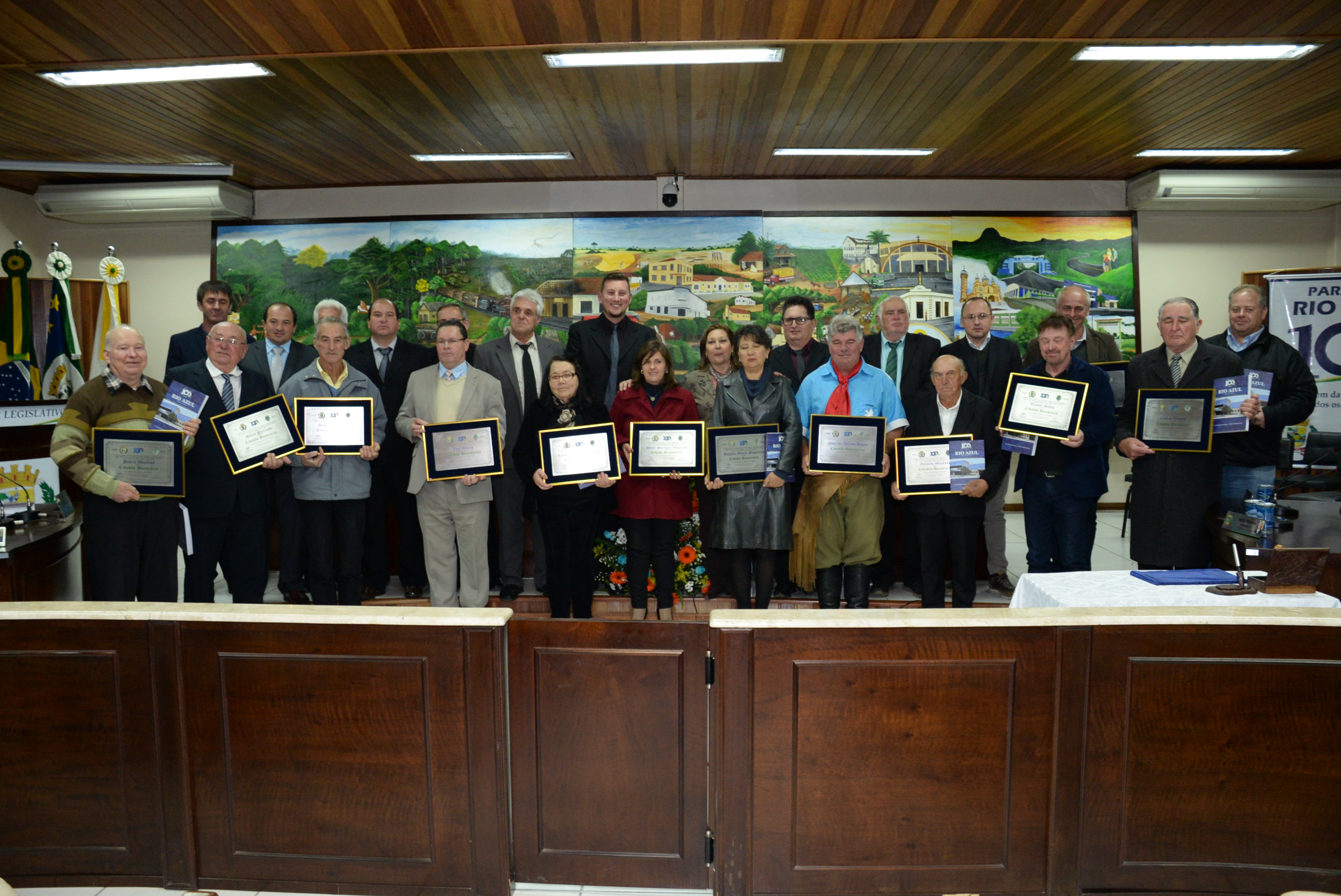 Câmara outorga títulos de cidadania