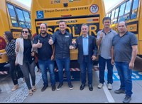 Vereadores Recebem Ônibus Escolar em Curitiba